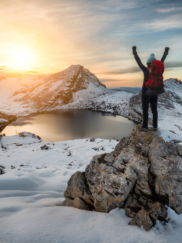 Subir a los Lagos de Covadonga Servicio taxi microbús Taxitur Foto de los Lagos de Covadonga nevados